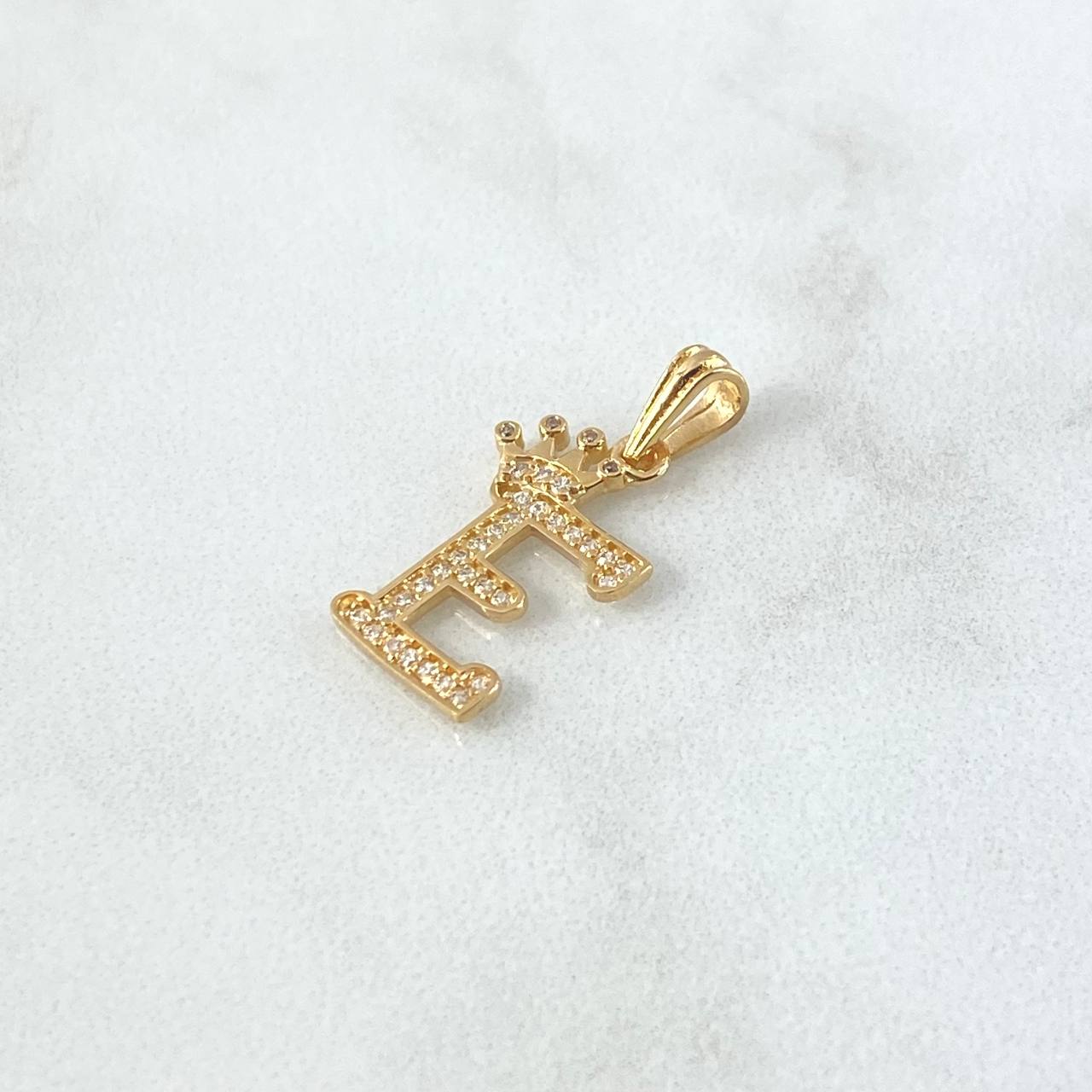Dije Letra E Corona 1.4gr / 2.5cm / Circones Blancos Oro Amarillo 18K ©