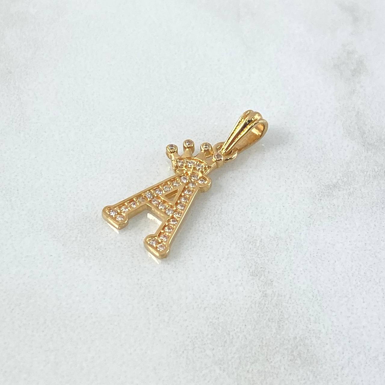 Dije Letra A Corona 1.35gr / 2.5cm / Circones Blancos Oro Amarillo 18K