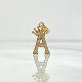 Dije Letra A Corona 1.35gr / 2.5cm / Circones Blancos Oro Amarillo 18K