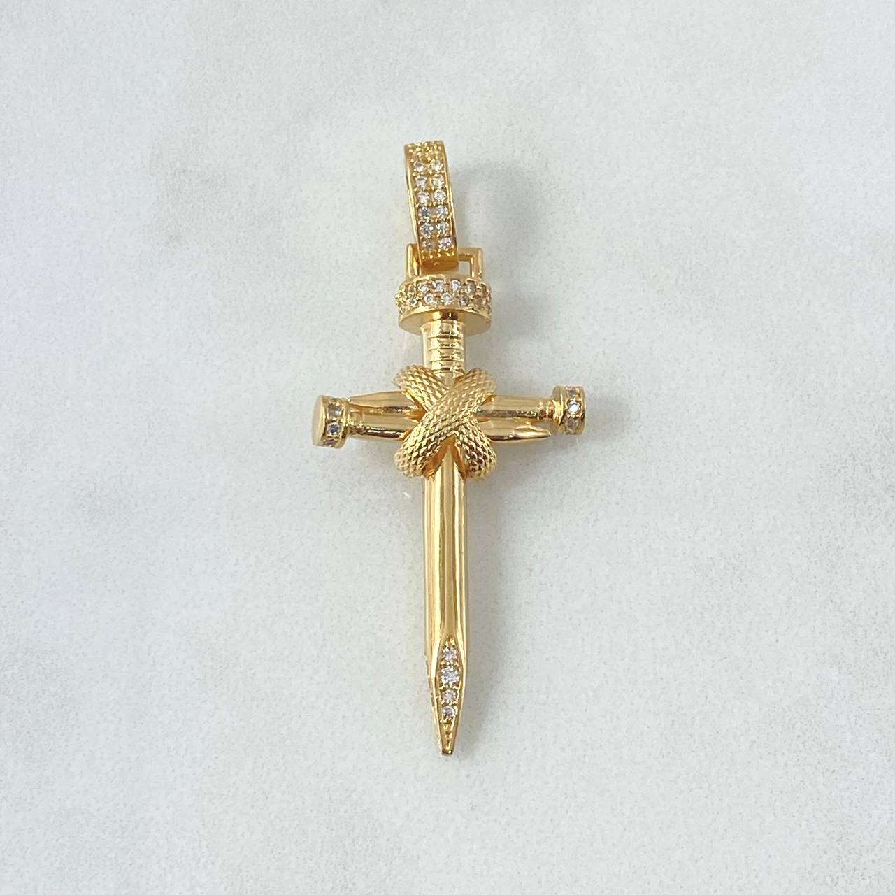 Dije Cruz Clavo Enlazados 5.45gr / 4.5cm / Circones Blancos Oro Amarillo 18K