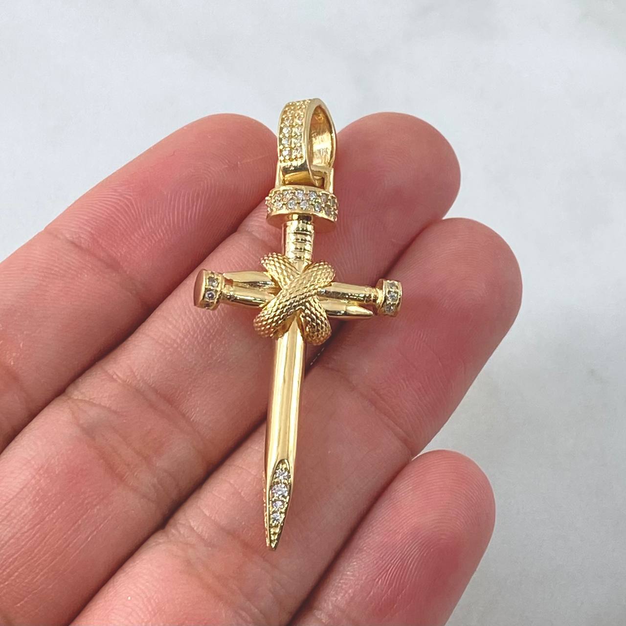 Dije Cruz Clavo Enlazados 5.45gr / 4.5cm / Circones Blancos Oro Amarillo 18K