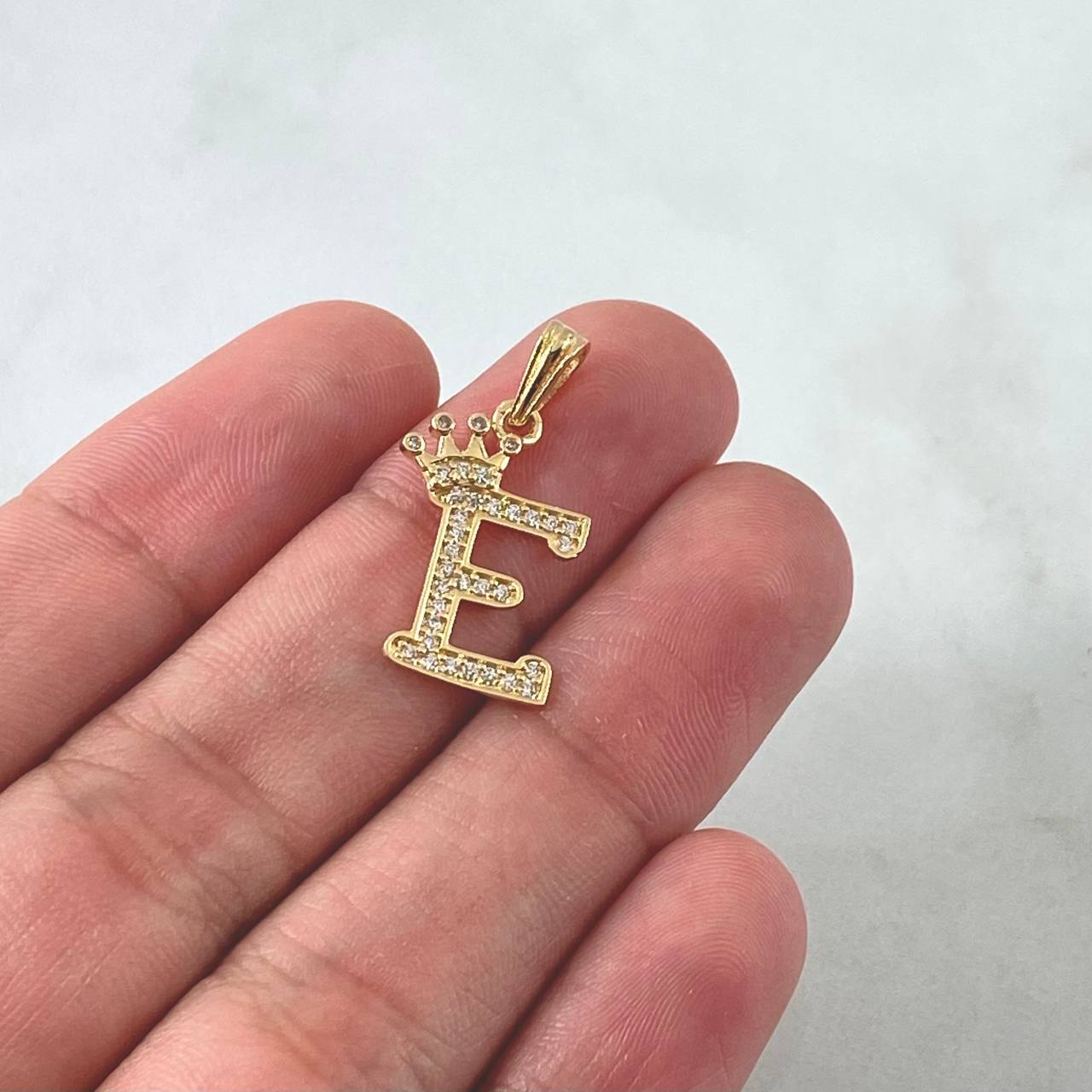 Dije Letra E Corona 1.4gr / 2.5cm / Circones Blancos Oro Amarillo 18K ©