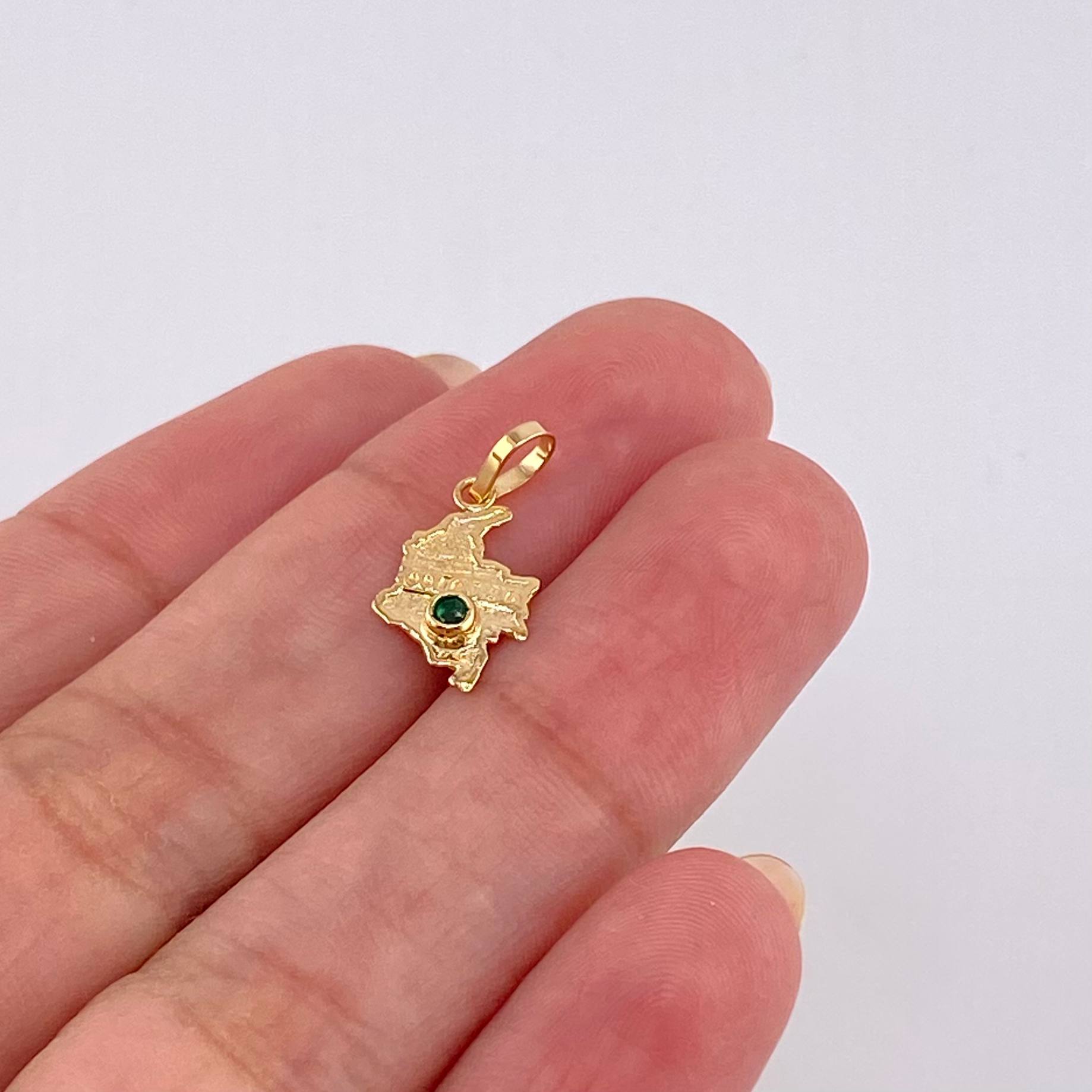Dije Mapa Colombia Esmeralda 6Pts 0.75 g / 2.7 cm Oro Amarillo 18K
