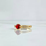 Anillo Solitario Barroco 2.8gr / T5 3/4 / Circones Blancos - Rojo Oro Amarillo 18K