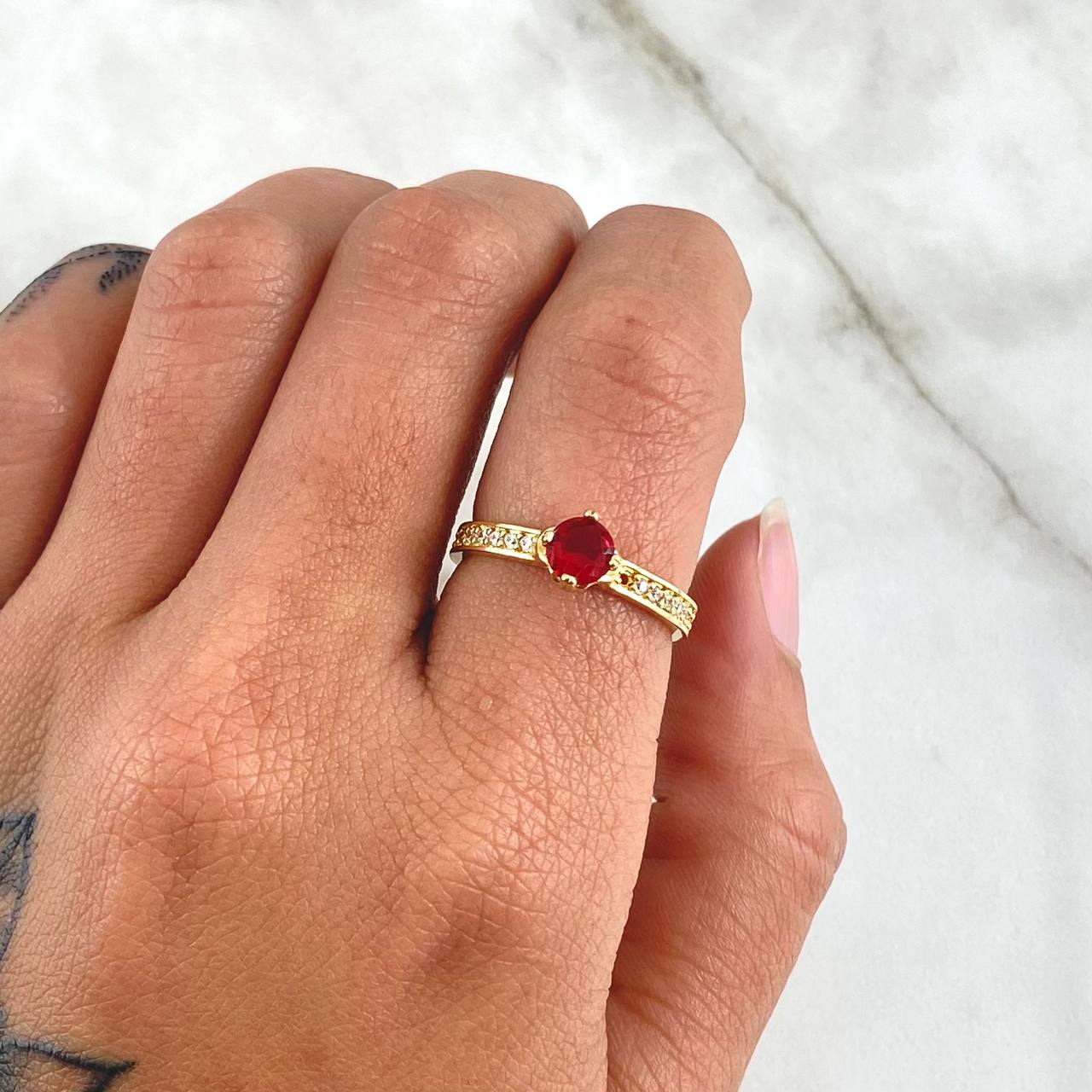 Anillo Solitario Barroco 2.8gr / T5 3/4 / Circones Blancos - Rojo Oro Amarillo 18K