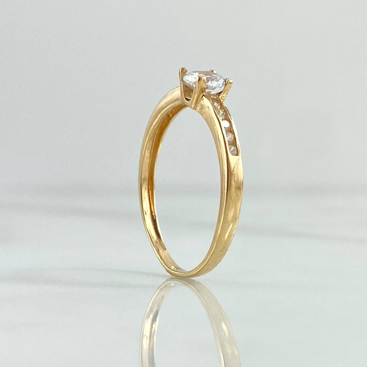 Anillo Solitario Cuatro Puntas 1.65gr / T7 1/4 / Circones Blancos Oro Amarillo 18K
