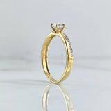 Anillo Solitario Bifurcación Parcial 2.3gr / T6 3/4 / Circones Blancos Oro Amarillo 18K