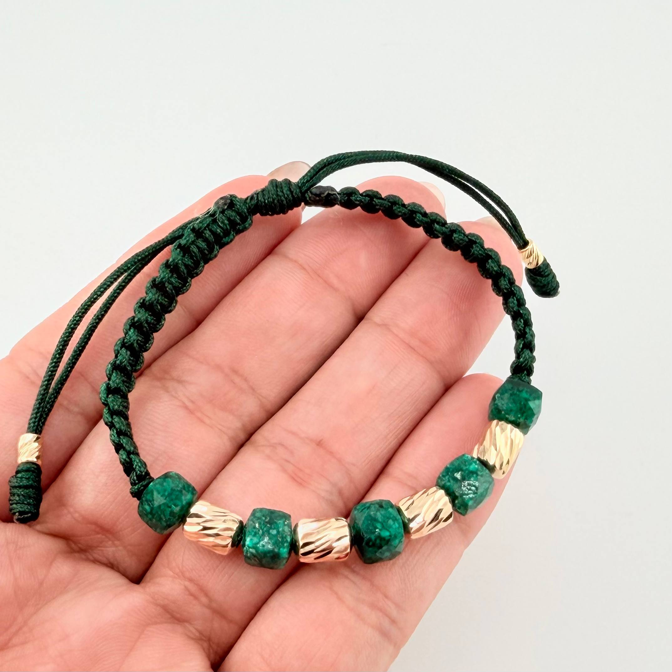 Pulsera Verde Morralla Cubica 5mm Cilindros 6und / Oro Amarillo 18K ©
