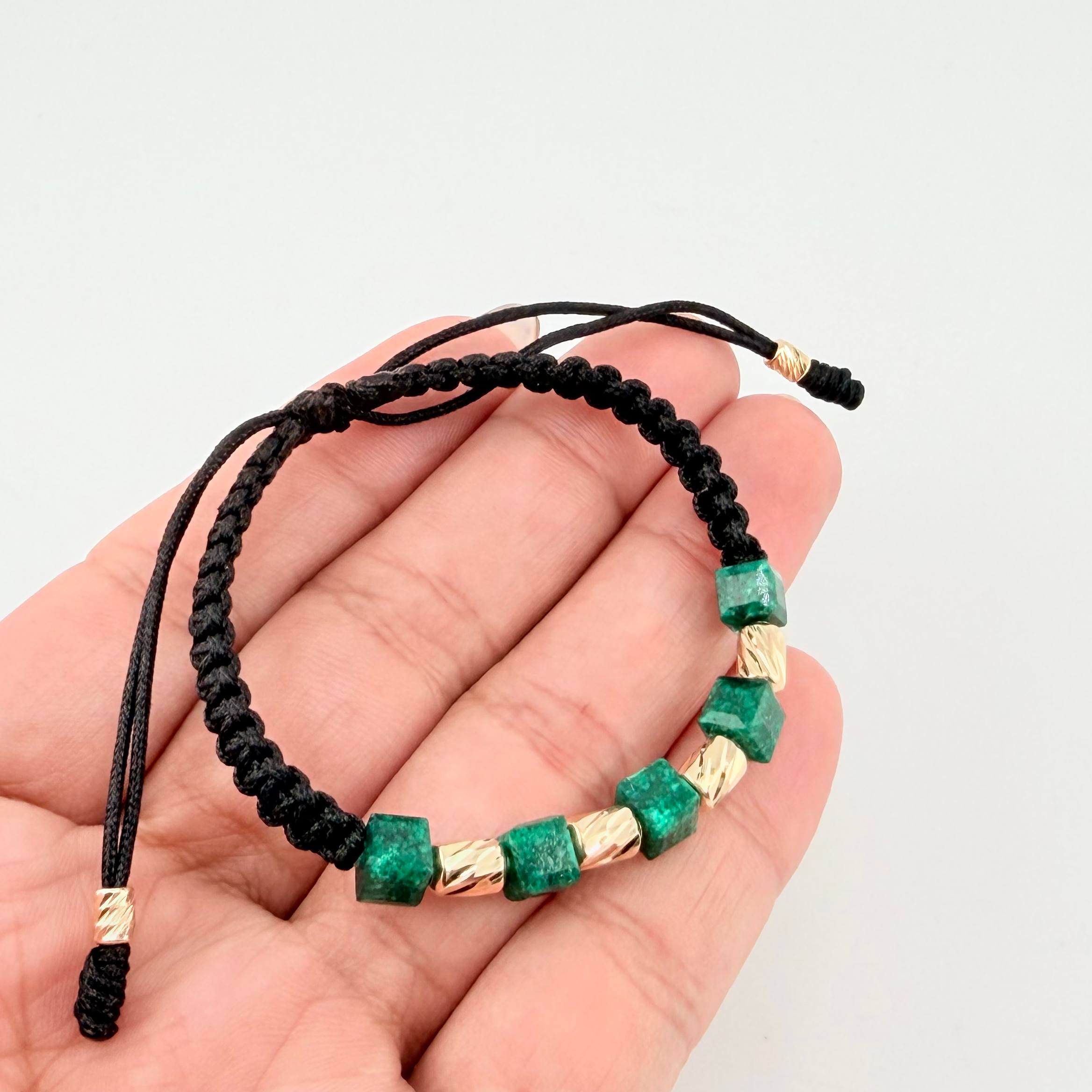 Pulsera Negra Morralla Cubica 4mm Cilindros 6und / Oro Amarillo 18K ©