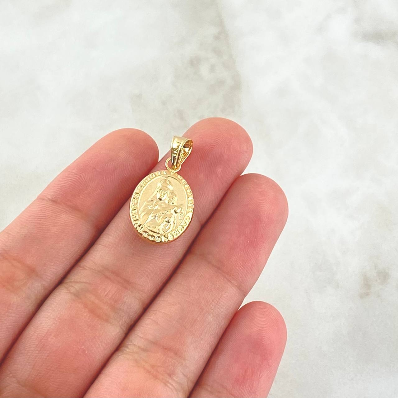 Dije Virgen del Carmen 1.05gr / 2.4cm / Ovalo Cargador Liso Oro Amarillo 18K ©