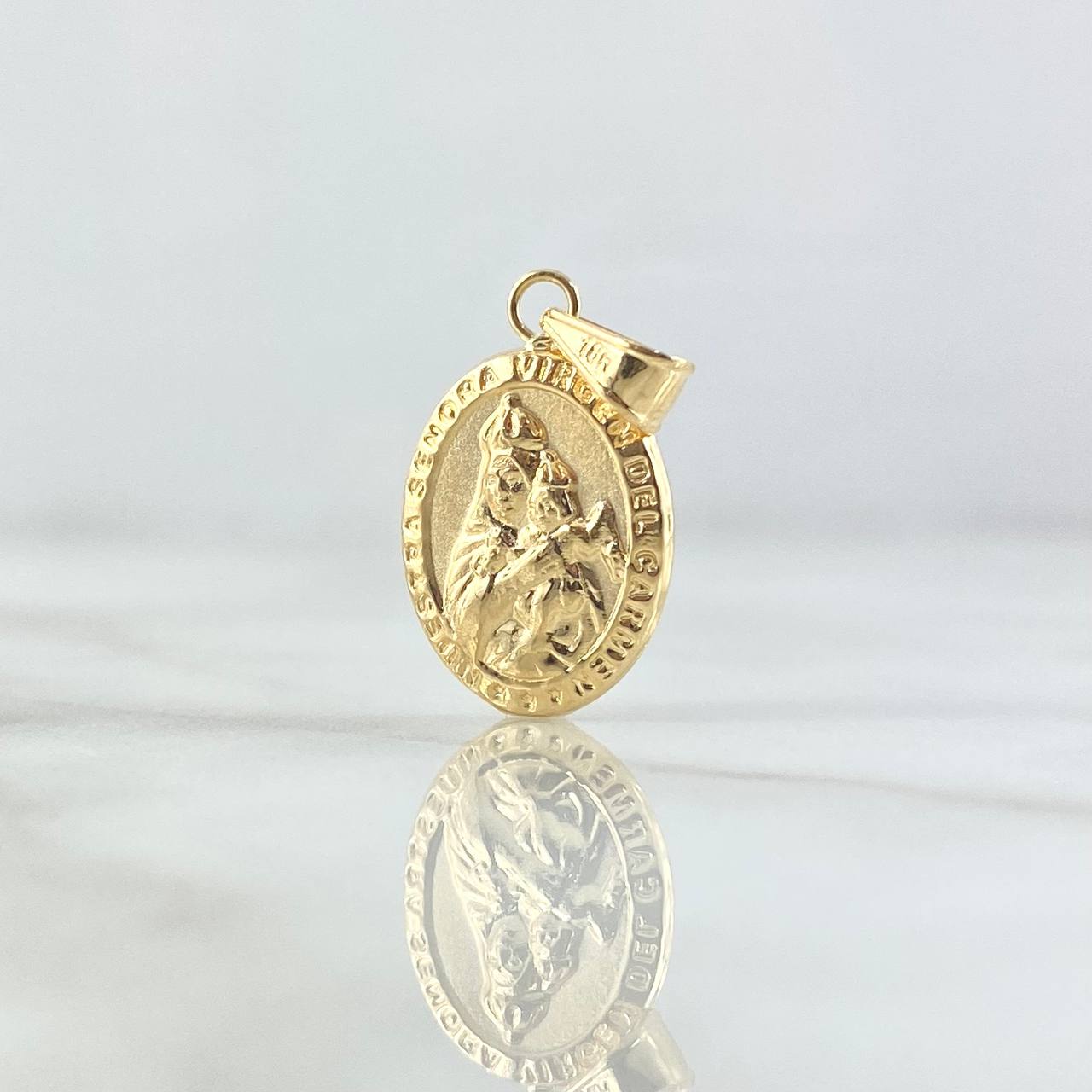 Dije Virgen del Carmen 1.05gr / 2.4cm / Ovalo Cargador Liso Oro Amarillo 18K ©