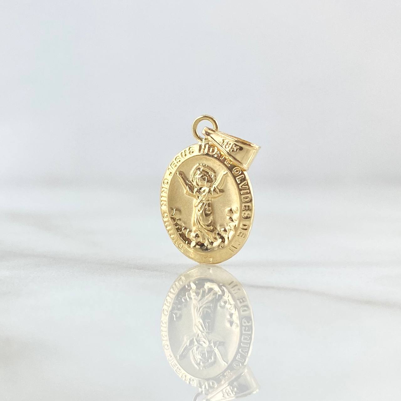 Dije Divino Niño 0.65gr / 2cm / Ovalo Mate Troquelado Oro Amarillo 18K ©