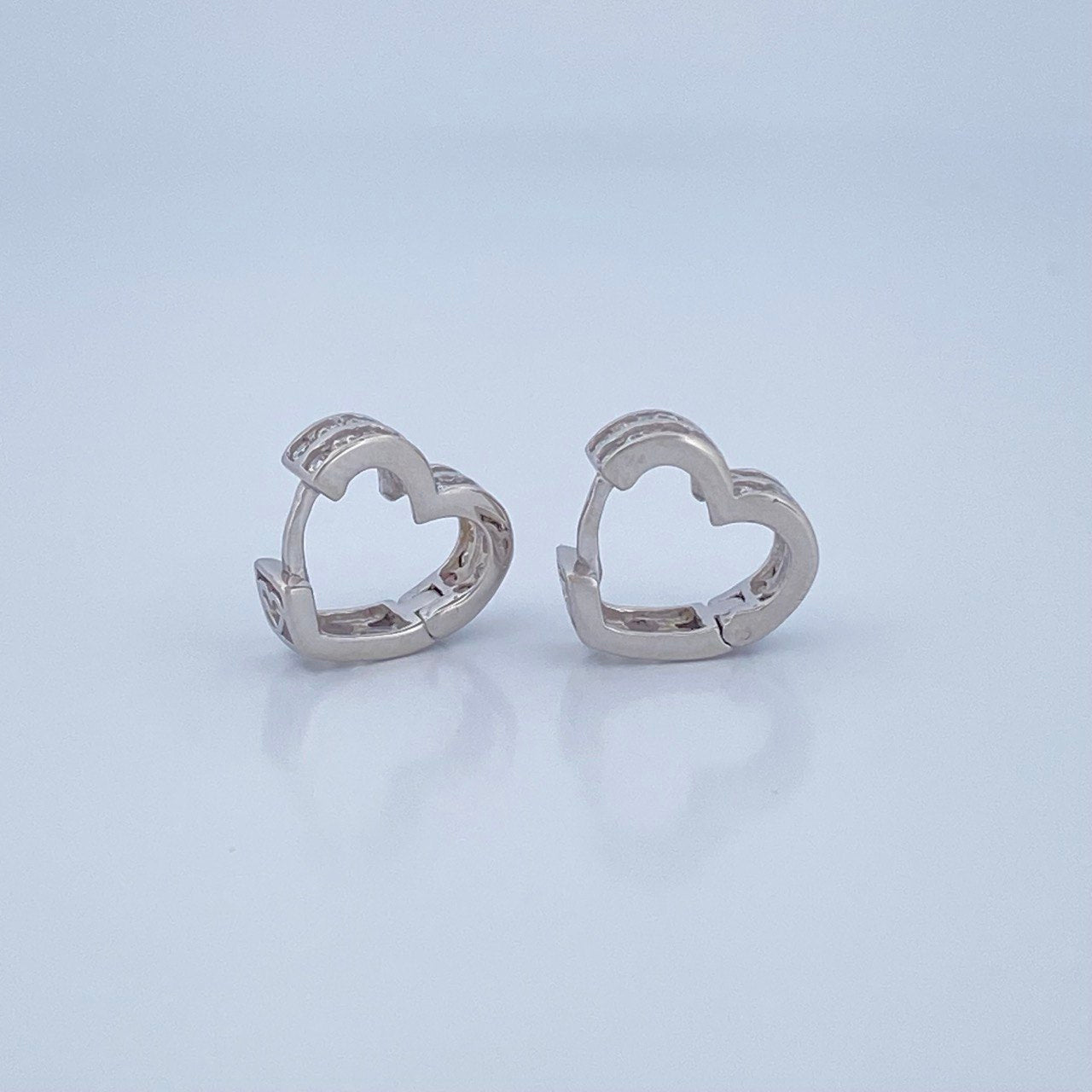 Candongas Corazones 3.15gr / 1.1cm / Oro Blanco 18K &