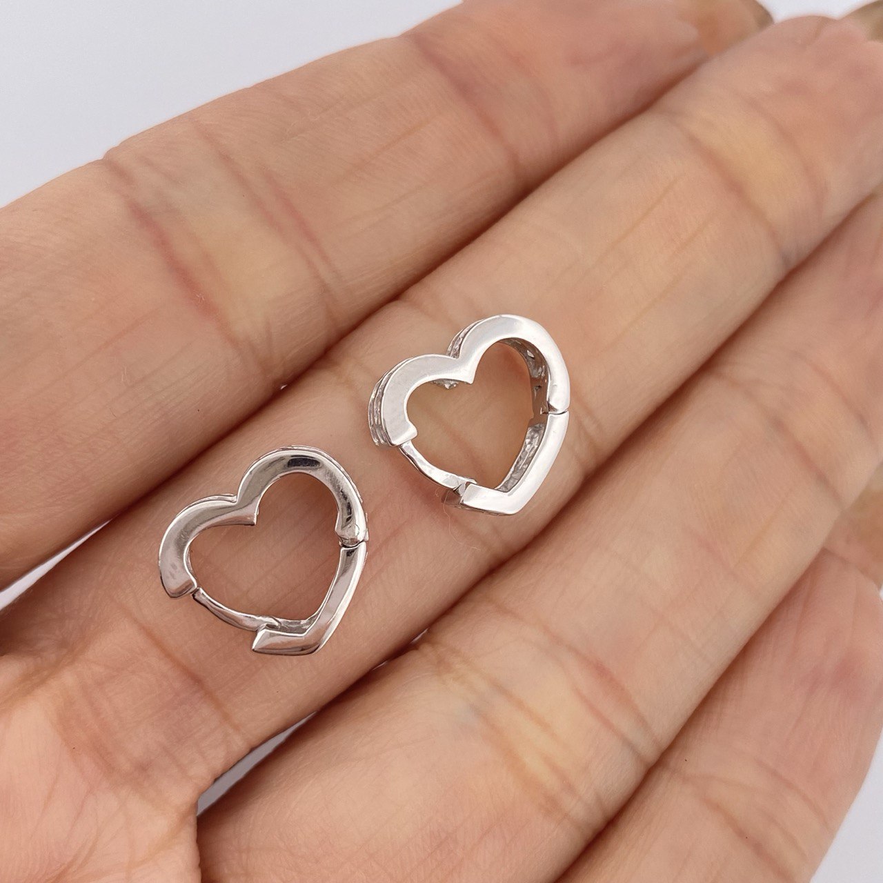 Candongas Corazones 3.15gr / 1.1cm / Oro Blanco 18K &