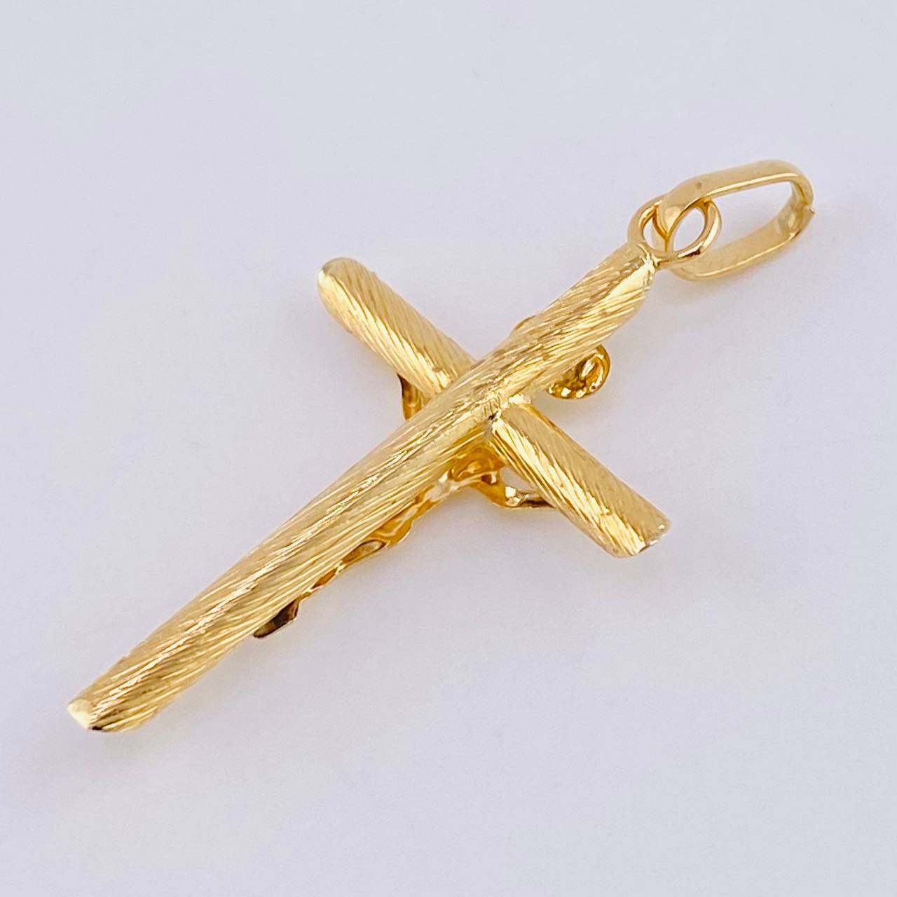 Dije Cruz Cristo Puntas Planas 1.2gr / 4cm / Oro Amarillo 18K ©