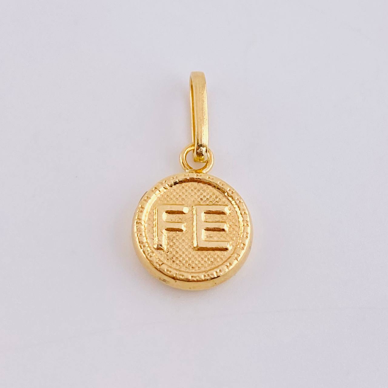 Dije Fe 0.8gr / 2cm / Oro Amarillo 18K *
