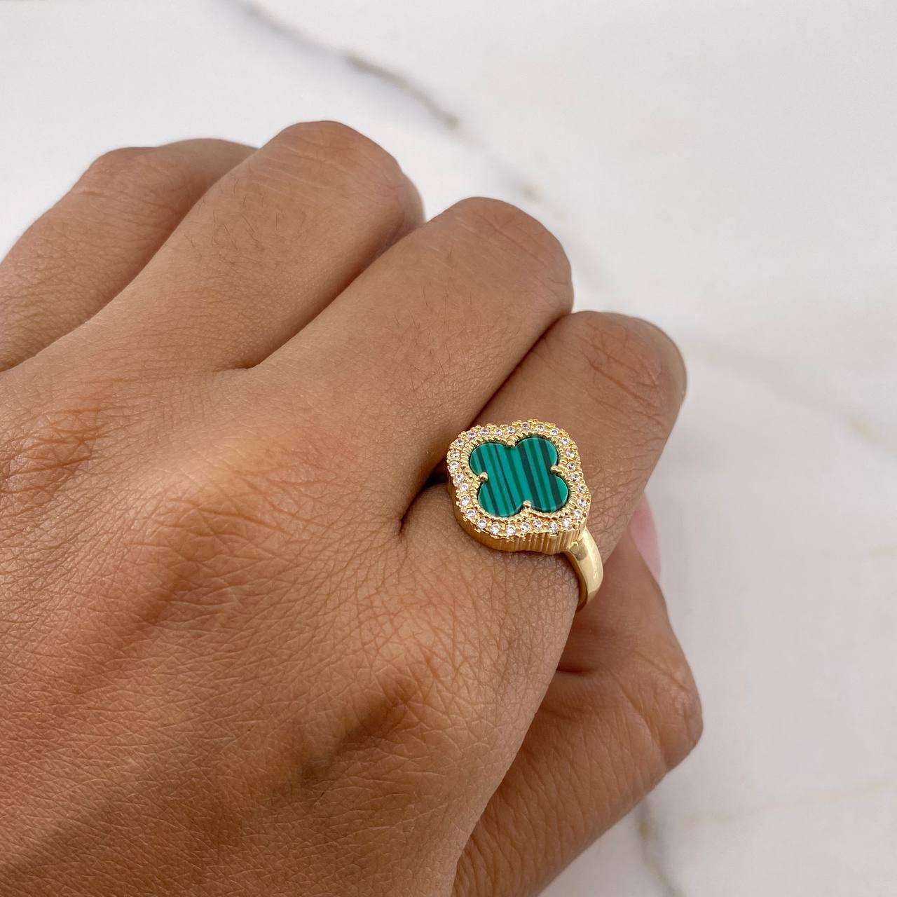 Anillo Trebol 3.95gr / T7 1/4 / Malaquita Verde Circones Blancos Oro Amarillo 18K &
