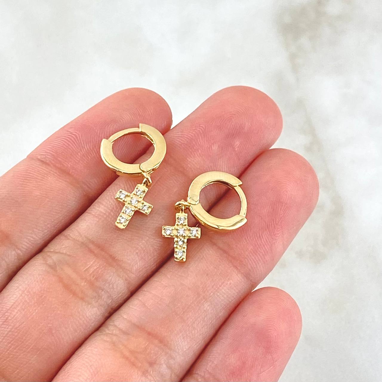 Candongas Cruz 2.75gr / 2.2cm / Circones Blancos  Oro Amarillo 18K ©