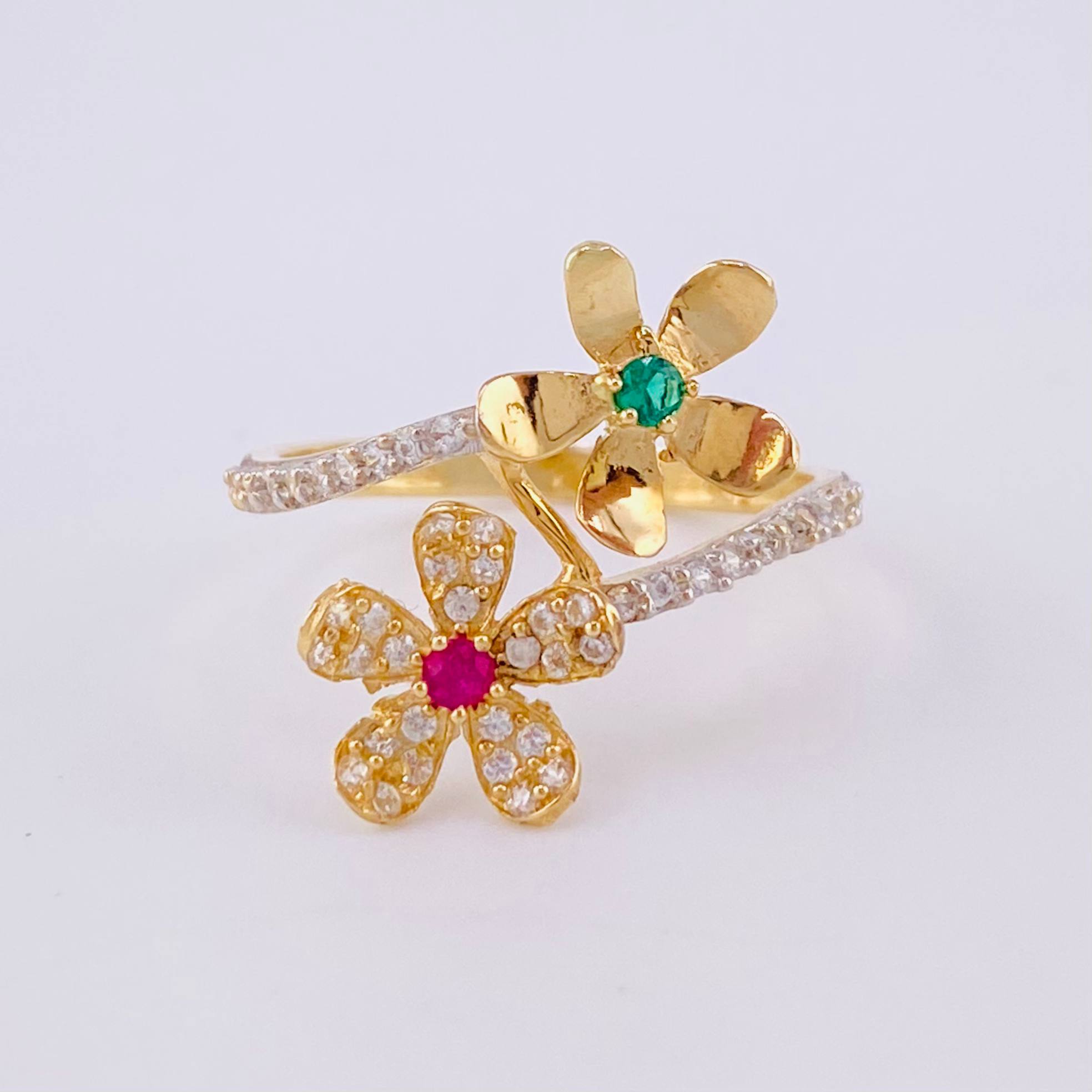 Anillo Abrazo de Flores 1.9g / T5 1/2 Oro Amarillo 18K