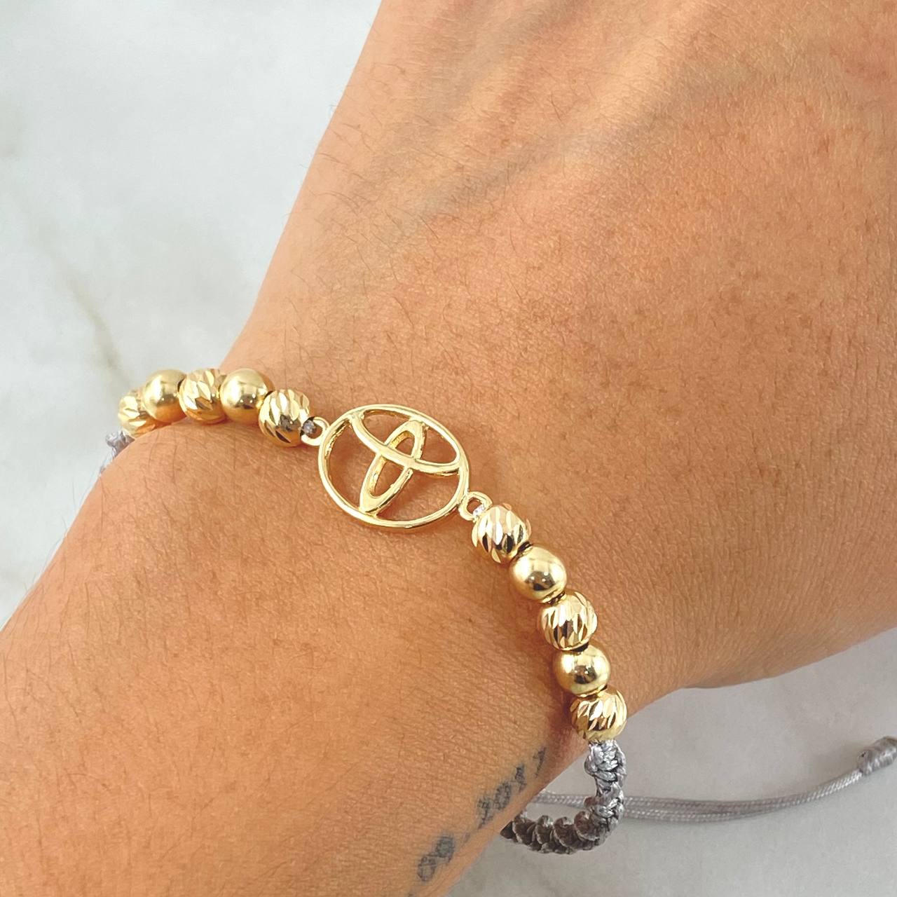 Pulsera Gris Herraje Marca Automovil 2.55gr / Oro Amarillo 18K *