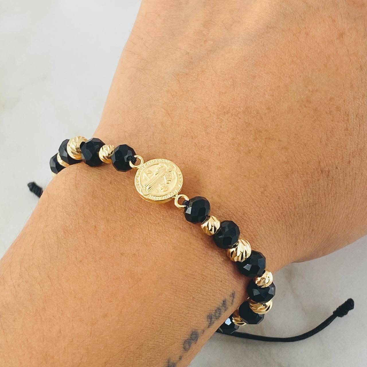 Pulsera Negra Herraje San Benito 1.8gr / Oro Amarillo 18K *