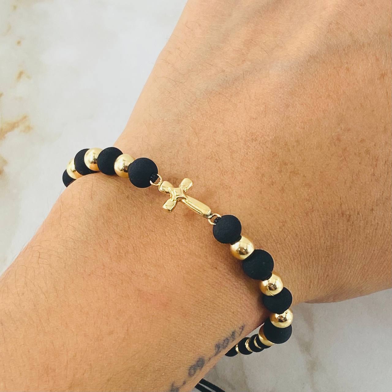 Pulsera Negra Herraje Cruz 1.9gr / Oro Amarillo 18K *