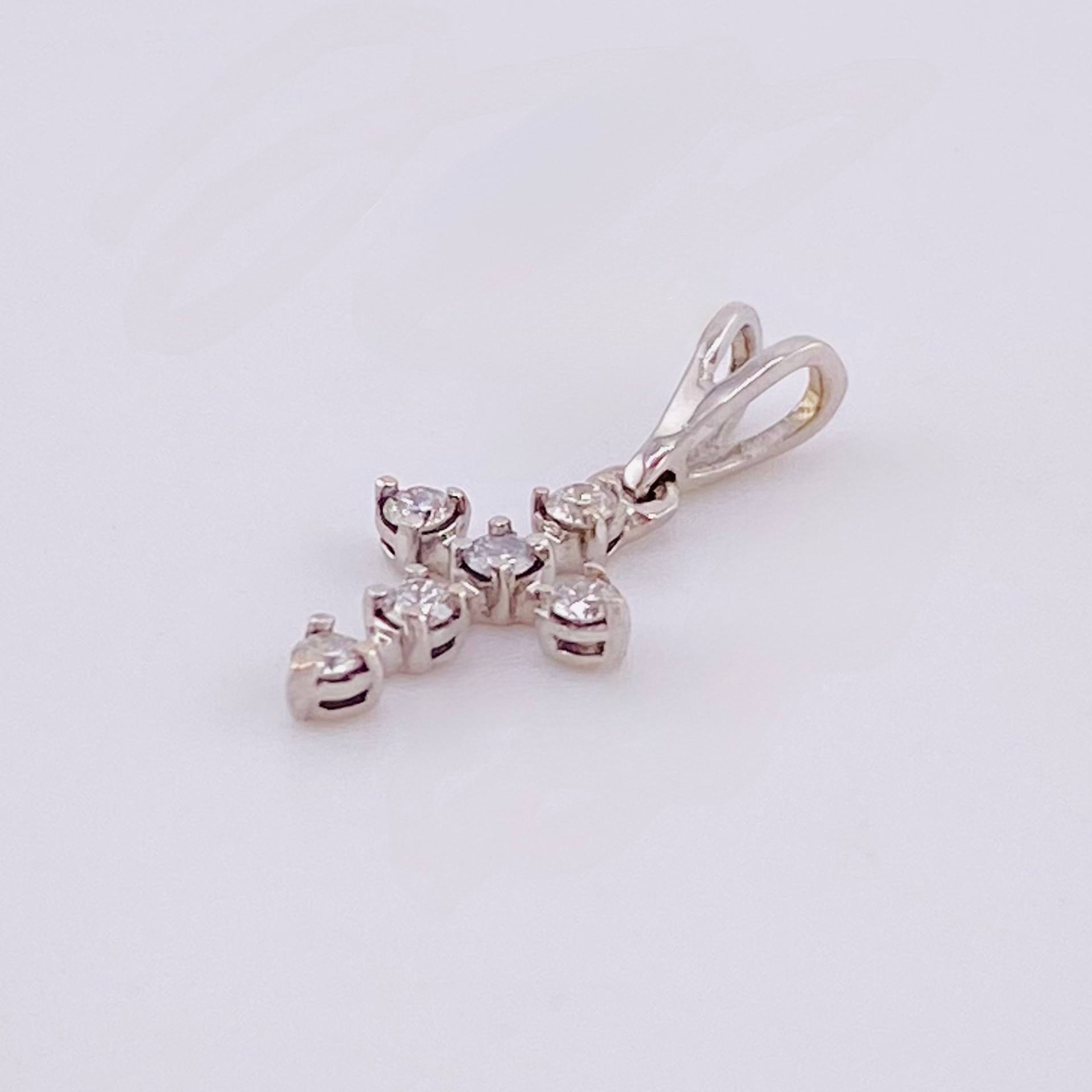 Dije Mini Cruz Diamantes 8pts 0.35gr / 1.5cm / Oro Blanco 18K