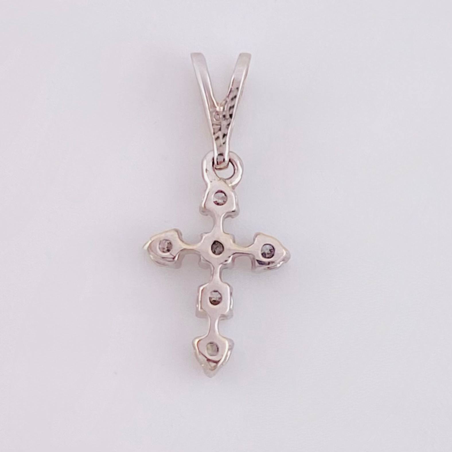Dije Mini Cruz Diamantes 8pts 0.35gr / 1.5cm / Oro Blanco 18K