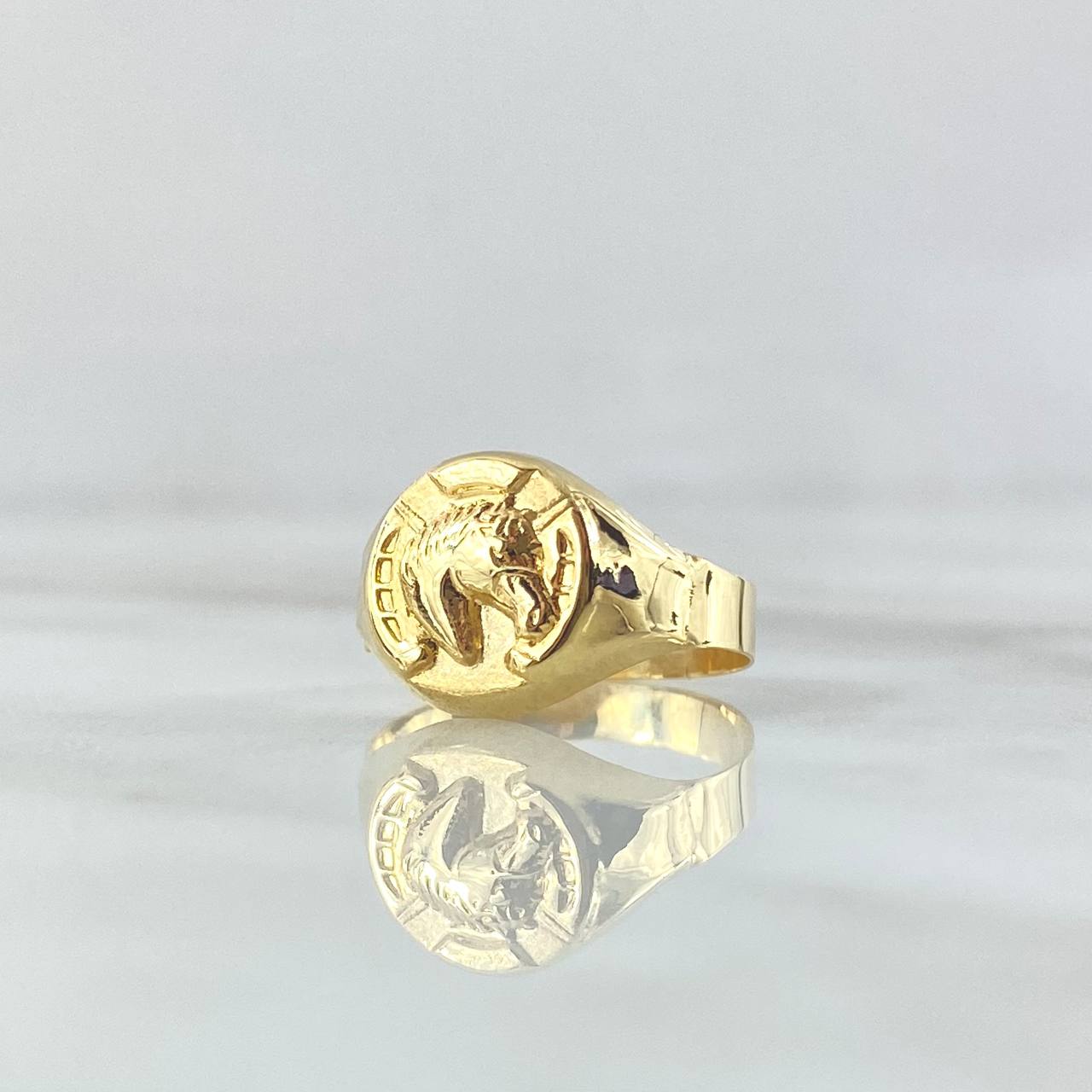 Anillo Sello Caballo Media Herradura 1.2gr / T5 / Oro Amarillo 18K ©