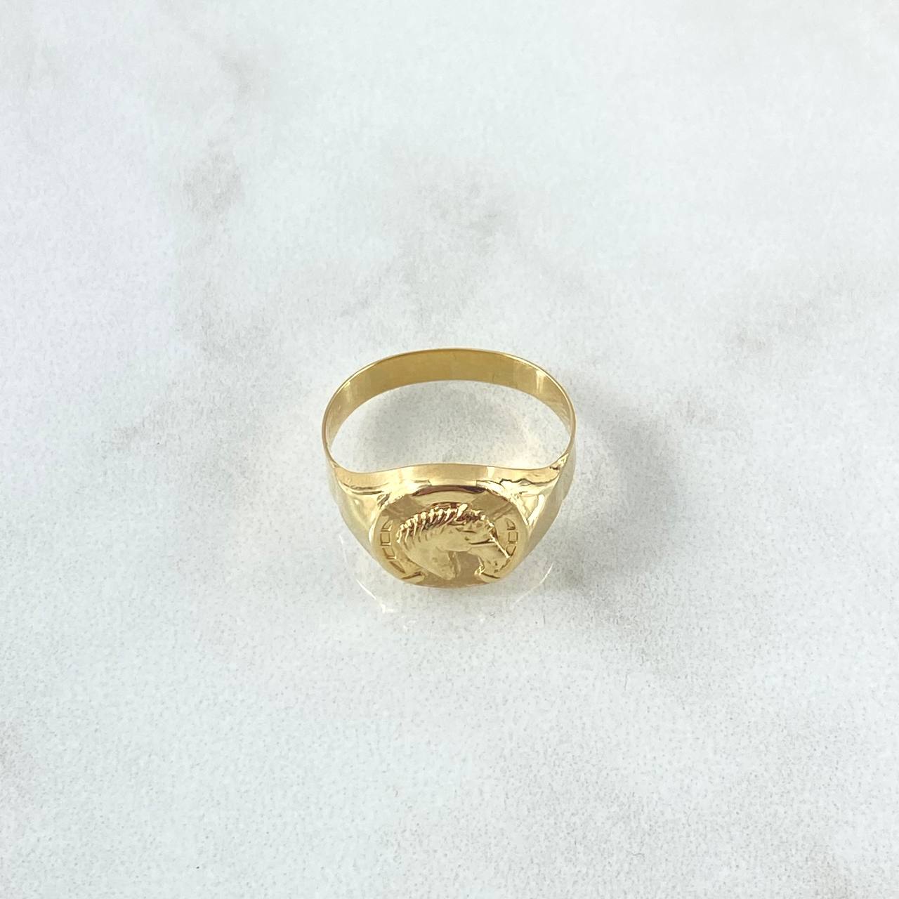 Anillo Sello Caballo Media Herradura 1.2gr / T5 / Oro Amarillo 18K ©