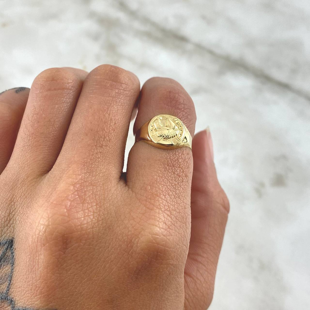 Anillo Sello Caballo Media Herradura 1.2gr / T5 / Oro Amarillo 18K ©