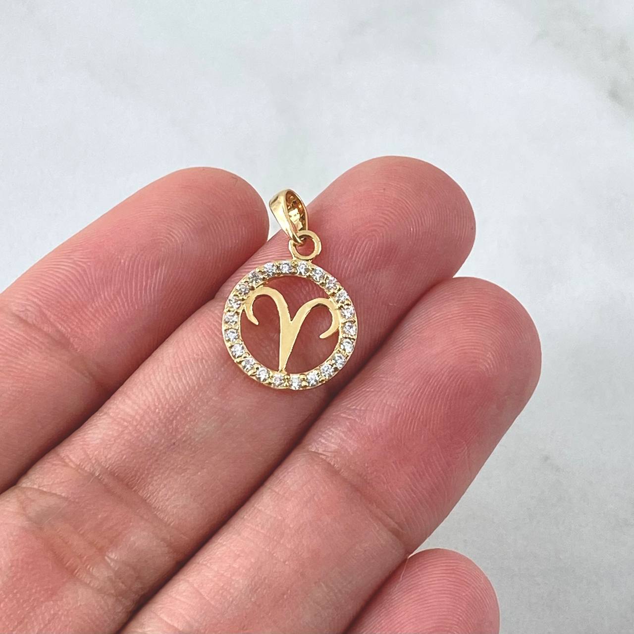 Dije Aries 0.9gr / 2cm / Circones Blancos Oro Amarillo 18K ©