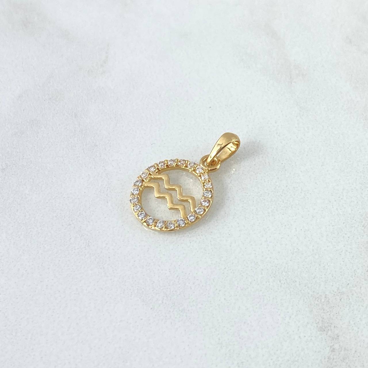 Dije Acuario 1.05gr / 2cm / Circones Blancos Oro Amarillo 18K