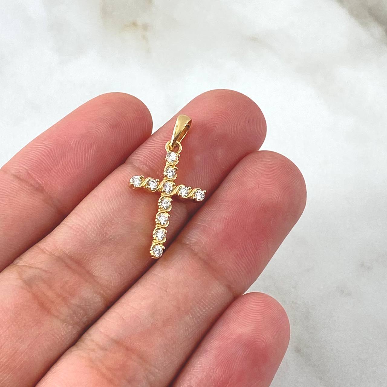 Dije Cruz Enreversada 1.55gr / 2.5cm / Circones Blancos Oro Amarillo 18K