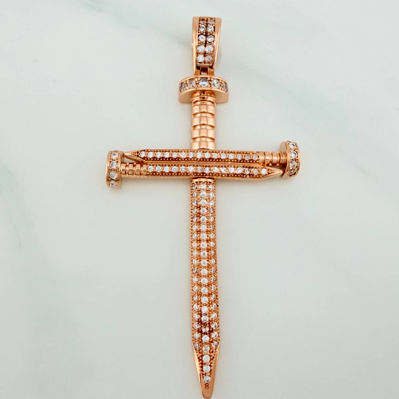 Dije Cruz Clavo 8.3gr / 6.2cm / Oro Rosa 18K $