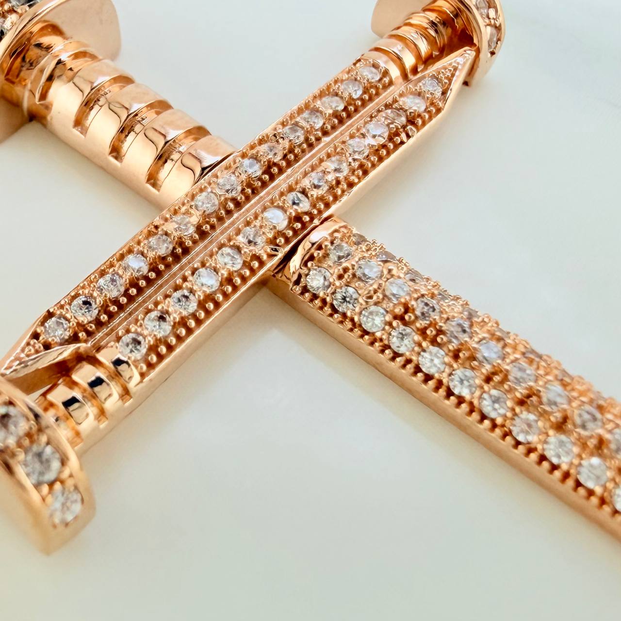Dije Cruz Clavo 8.3gr / 6.2cm / Oro Rosa 18K $