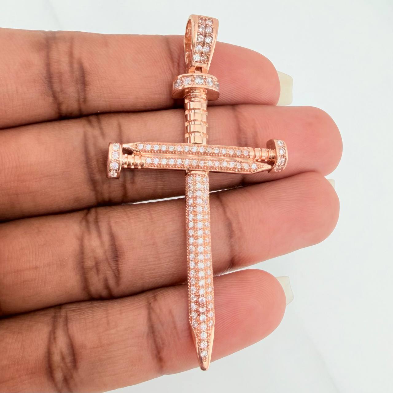 Dije Cruz Clavo 8.3gr / 6.2cm / Oro Rosa 18K $