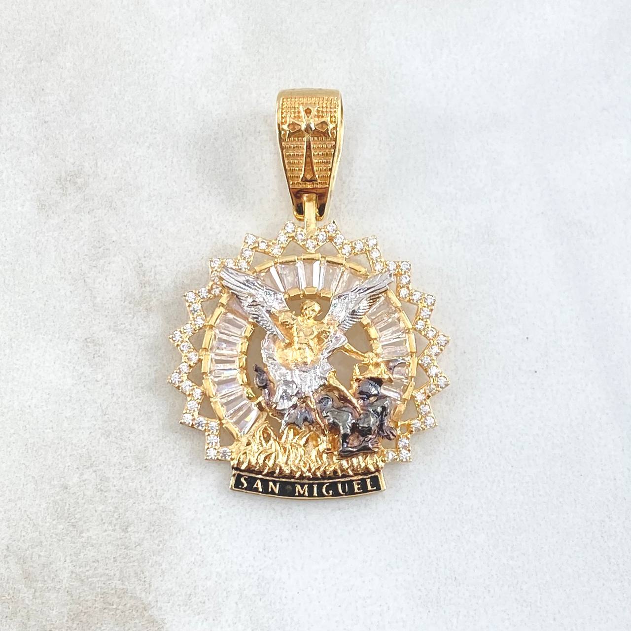 Dije San Miguel Arcángel Aureola Doble 7.15gr / 3.9cm / Relieve Circones Blancos Oro Amarillo 18K ©