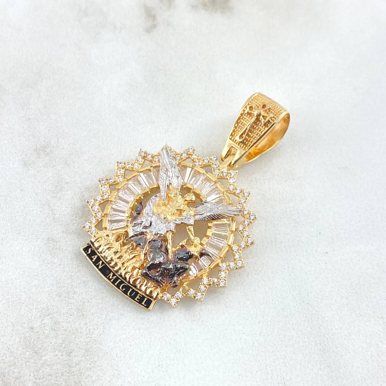 Dije San Miguel Arcángel Aureola Doble 7.15gr / 3.9cm / Relieve Circones Blancos Oro Amarillo 18K ©