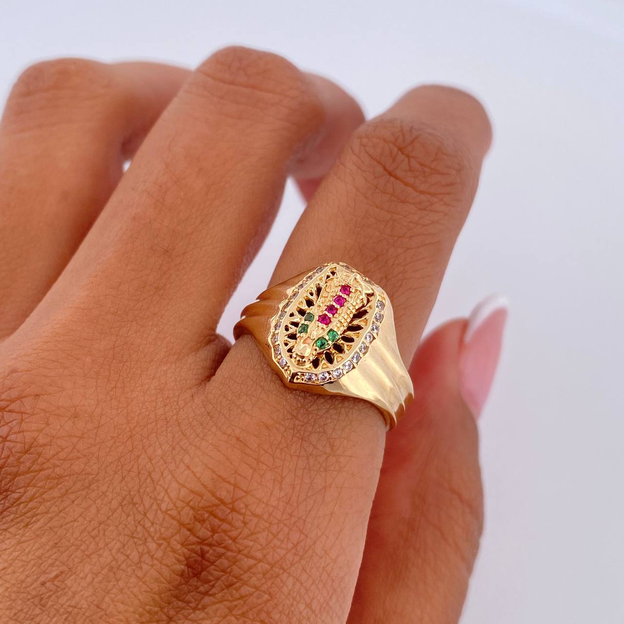 Anillo Virgen Guadalupe 4.45gr / T6 3/4 / Circones Fucsias Verdes Blancos Oro Amarillo 18K &