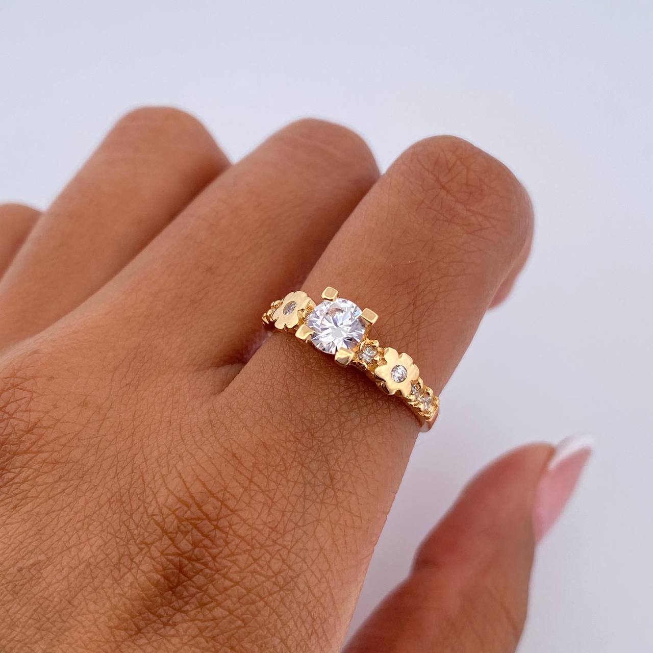 Anillo Solitario Churumbela Flores 3.25gr / T6 1/4 / Circones Blancos Oro Amarillo 18K &