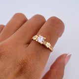 Anillo Solitario Churumbela Flores 3.25gr / T6 1/4 / Circones Blancos Oro Amarillo 18K &