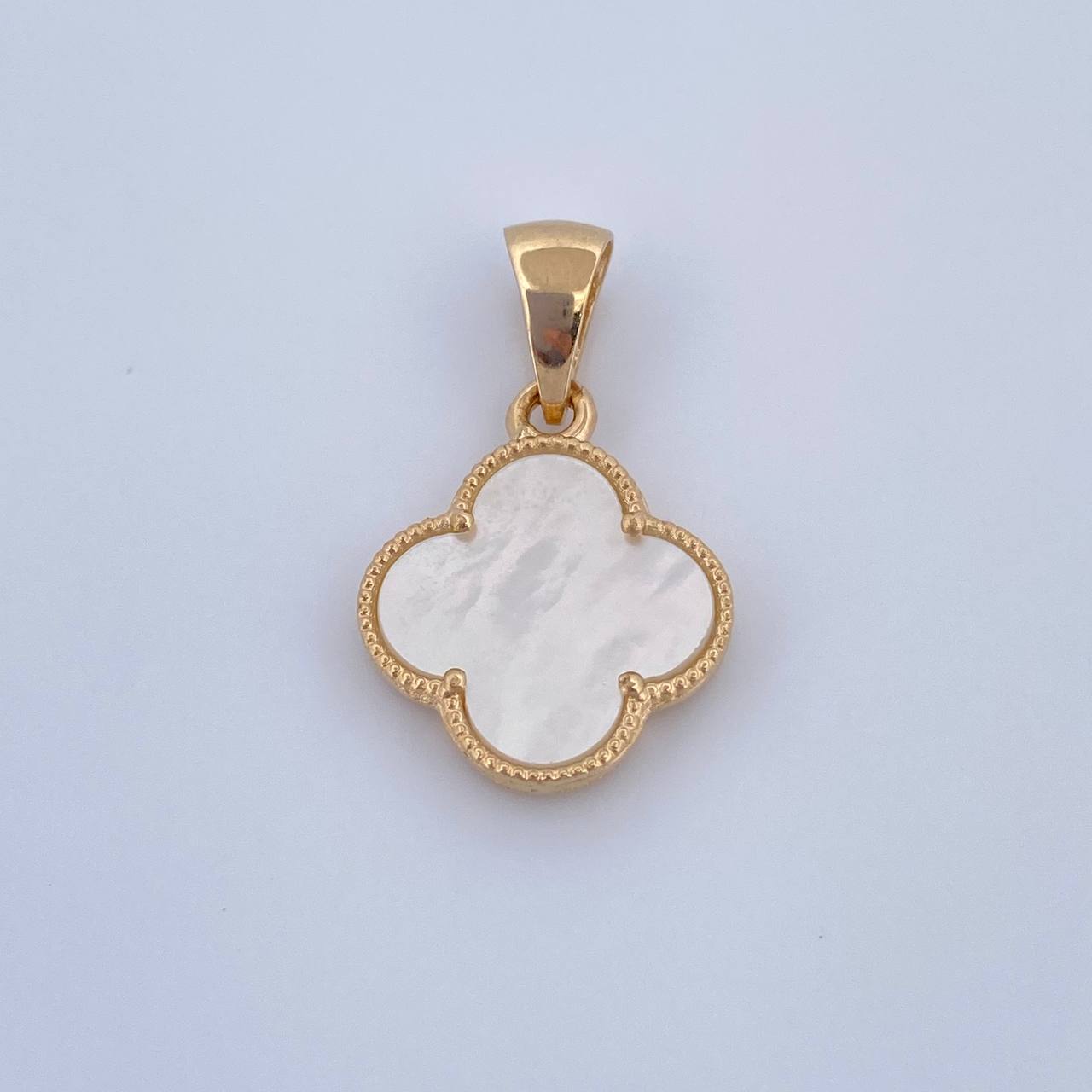 Dije Trebol 1.85gr / 2.4cm / Nacar Blanco Oro Amarillo Nac.Esp. 18K &
