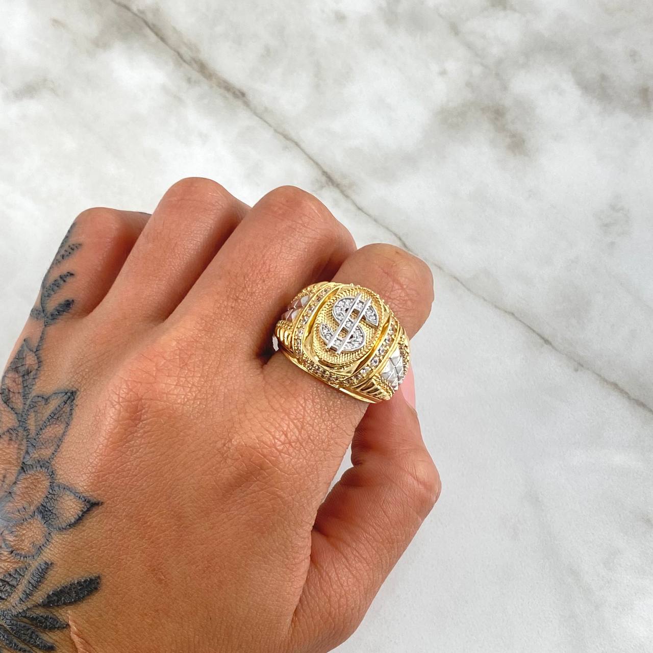 Anillo Sello Signo Dolar 10.35gr / T9 3/4 / Circones Blancos Dos Oros Amarillo Blanco 18K