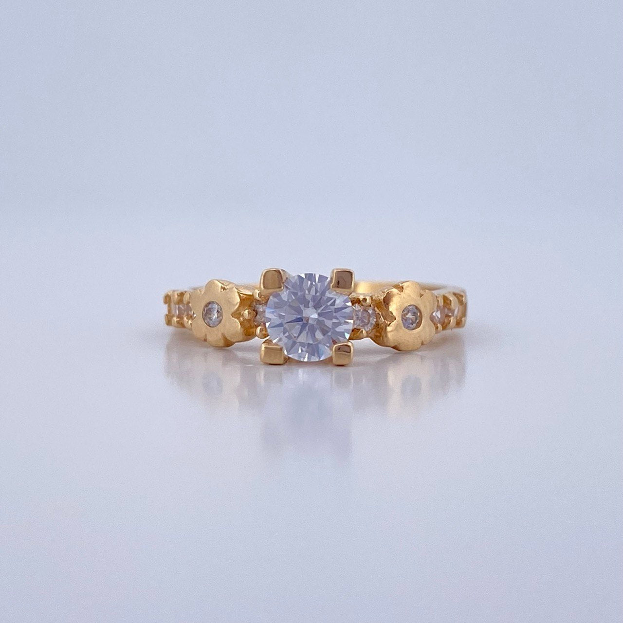 Anillo Solitario Churumbela Flores 3.25gr / T6 1/4 / Circones Blancos Oro Amarillo 18K &