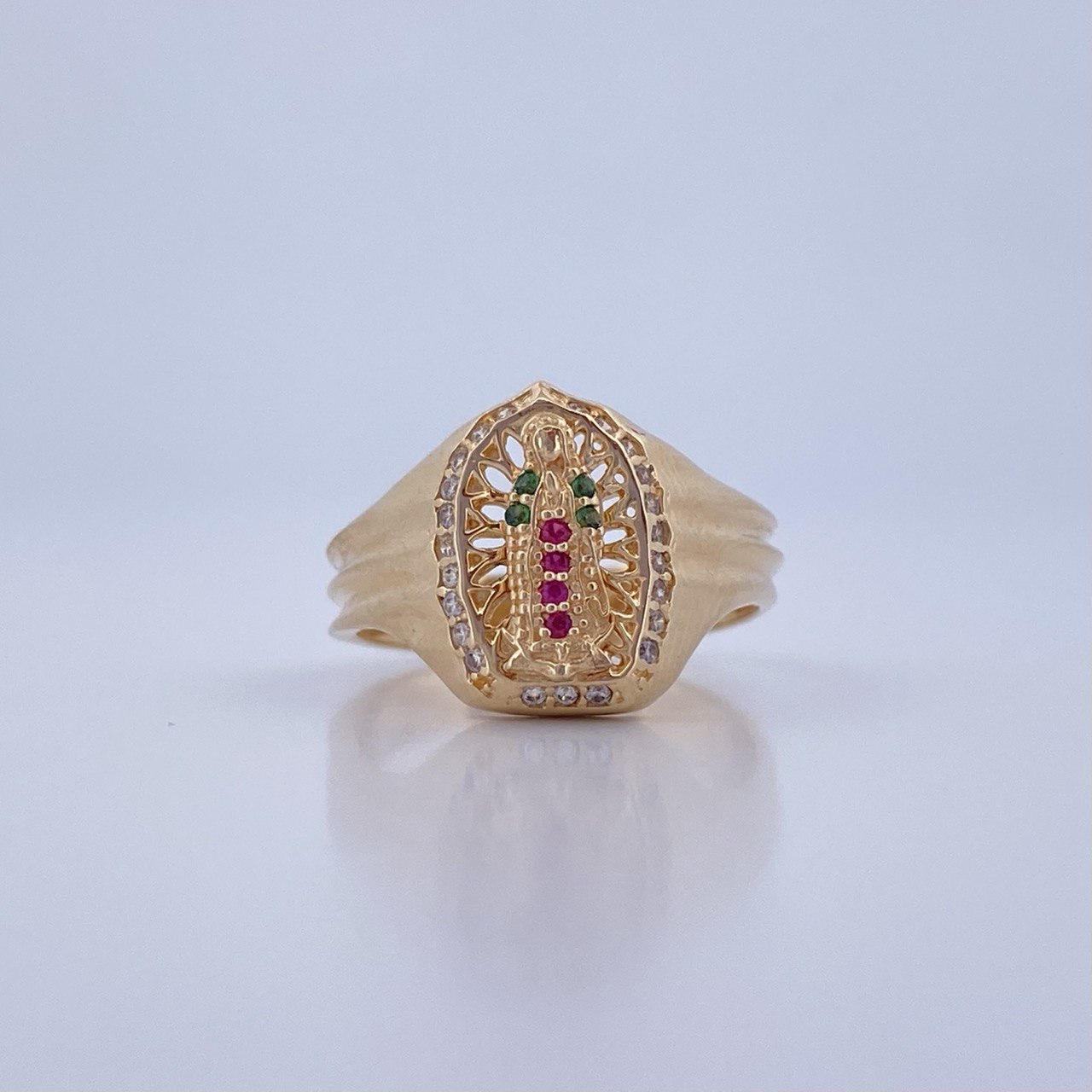 Anillo Virgen Guadalupe 4.45gr / T6 3/4 / Circones Fucsias Verdes Blancos Oro Amarillo 18K &