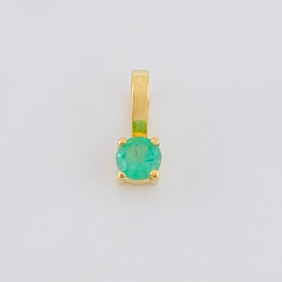 Dije Cuatro Garras Esmeralda 8 Pts 0.15 g / 0.7 cm Oro Amarillo 18K