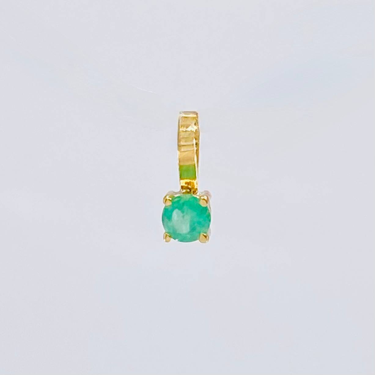 Dije Cuatro Garras Esmeralda 8 Pts 0.15 g / 0.7 cm Oro Amarillo 18K