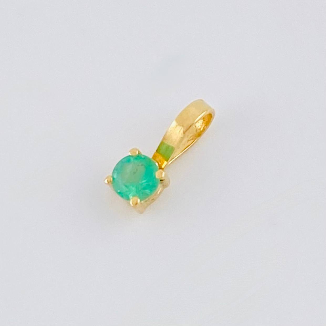Dije Cuatro Garras Esmeralda 8 Pts 0.15 g / 0.7 cm Oro Amarillo 18K
