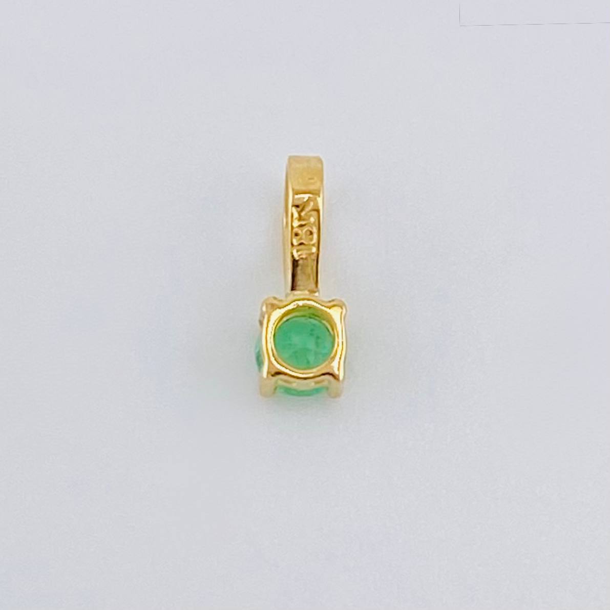 Dije Cuatro Garras Esmeralda 8 Pts 0.15 g / 0.7 cm Oro Amarillo 18K